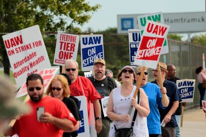 Trabajadores de General Motors protestan en Detroit.