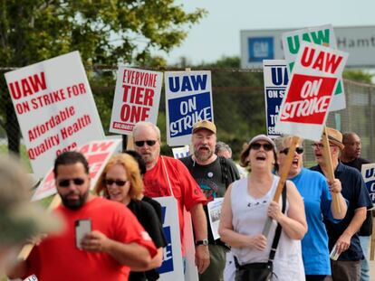Trabajadores de General Motors protestan en Detroit.