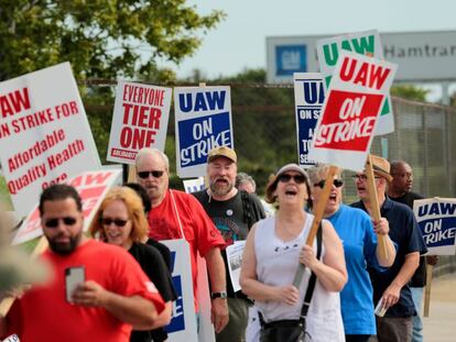 Trabajadores de General Motors protestan en Detroit.