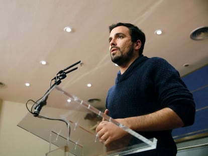 El l&iacute;der de IU, Alberto Garz&oacute;n, en rueda de prensa, este martes.