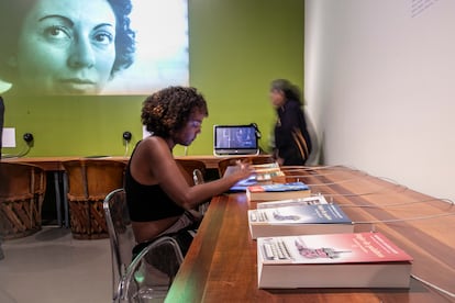 Una visitante lee uno de los libros de la escritora, en la exposición en el Colegio de San Ildefonso.