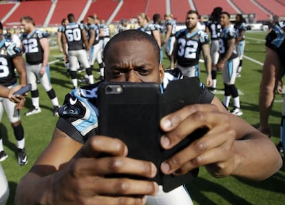 Stephen Hill, do Carolina Panthers, faz uma ‘selfie’ no estádio.