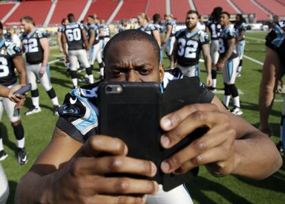 Stephen Hill, de los Carolina Panthers, se toma una selfie en el estadio.