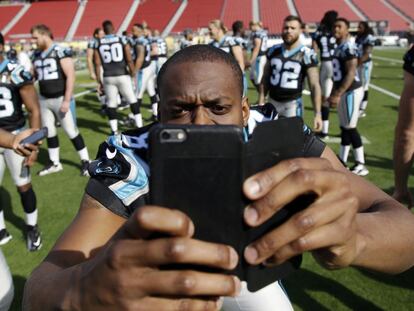 Stephen Hill, de los Carolina Panthers, se toma una selfie en el estadio.
