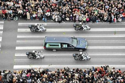 Una multitud despide al presidente polaco Lech Kaczynski en las calles de Varsovia.