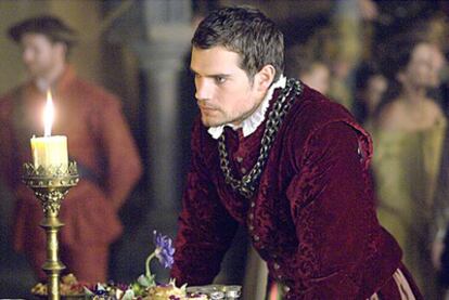 El actor Henry Cavill caracterizado como Charles Brandon en la serie <i>Los Tudor.</i>