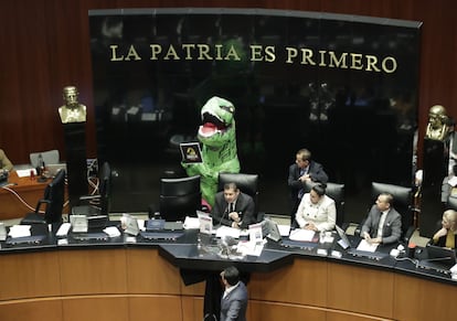 Xóchitl Gálvez disfrazada de dinosaurio durante una sesión del Senado, en diciembre de 2022. 