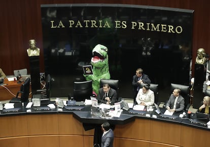 Xóchitl Gálvez disfrazada de dinosaurio durante una sesión del Senado, en diciembre de 2022.