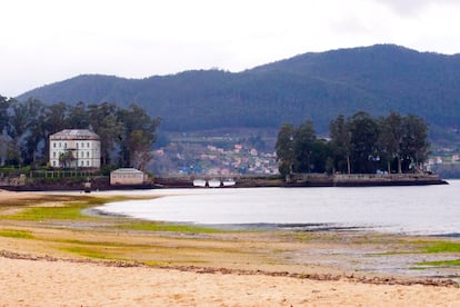 La playa de Cesantes en la ría de Vigo, en la isla de San Simón.