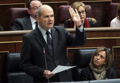 El vicepresidente tercero, Manuel Chaves, durante una de sus intervenciones en la sesión de control al Gobierno en el pleno del Congreso, junto a la ministra de Defensa, Carme Chacón.