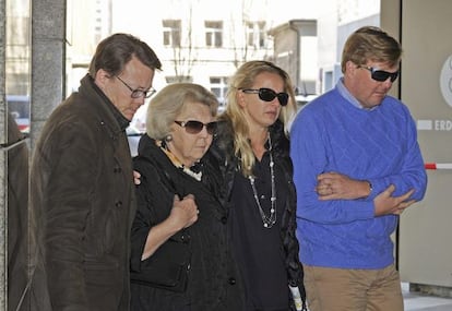 La reina Beatriz de Holanda junto al príncipe heredero Guillermo, el príncipe Constantino y la princesa Mabel, hermanos y esposa del príncipe Juan Friso, a su llegada al hospital universitario de Innsbruck, Austria, el 24 de febrero del 2012.