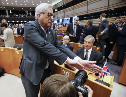 Durante los tres años de negociación del Brexit, ha habido numerosos momentos de tensión en el Parlamento Europeo. En la imagen, el presidente de la Comisión Europea, Jean-Claude Juncker, intenta tapar la cámara a un fotógrafo que enfoca al líder del Partido de la Independencia de Reino Unido (UKIP), Nigel Farage.