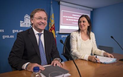 El consejero de Hacienda, Juan Carlos Moragues y la portavoz del Consell, Mar&iacute;a Jos&eacute; Catal&aacute;, en la rueda de prensa tras el pleno.