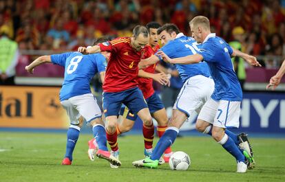 Andres Iniesta, entre los italianos Marchisio, Barzagli y Abate en la final de la Eurocopa de 2012