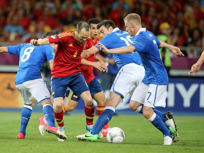 Andres Iniesta, entre los italianos Marchisio, Barzagli y Abate en la final de la Eurocopa de 2012.