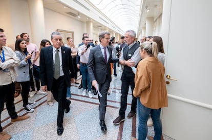 El presidente del Partido Popular, Alberto Núñez Feijóo (en el centro), saluda a su llegada el martes a la sesión de control al Gobierno en el Senado.