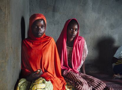 Amina y su hermana Aminatou, de 12 años. Según su padre, Moussa, con el trabajo de todos los que trabajan en la mina (madre y mayoría de hermanos) la familia alcanza a juntar unos 60 euros mensuales y con esa cantidad es imposible escolarizar a todos los niños. Una matrícula escolar vale 5.000 francos CFA, unos ocho euros. Hay que sumar uniformes y material escolar. Pese a todo, cuatro hermanos de Amina van a la escuela.