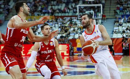 Rudy Fernández ante el polaco Adam Hrycaniuk.