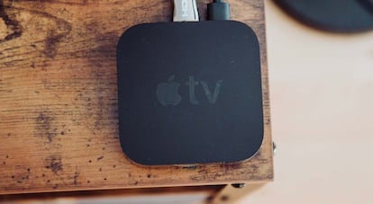 Apple TV colocado en una mesa