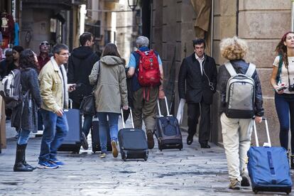 Turistas durante la Semana Santa, en el barrio G&oacute;tico de Barcelona.