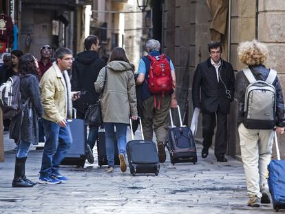 Turistas durante la Semana Santa, en el barrio G&oacute;tico de Barcelona.