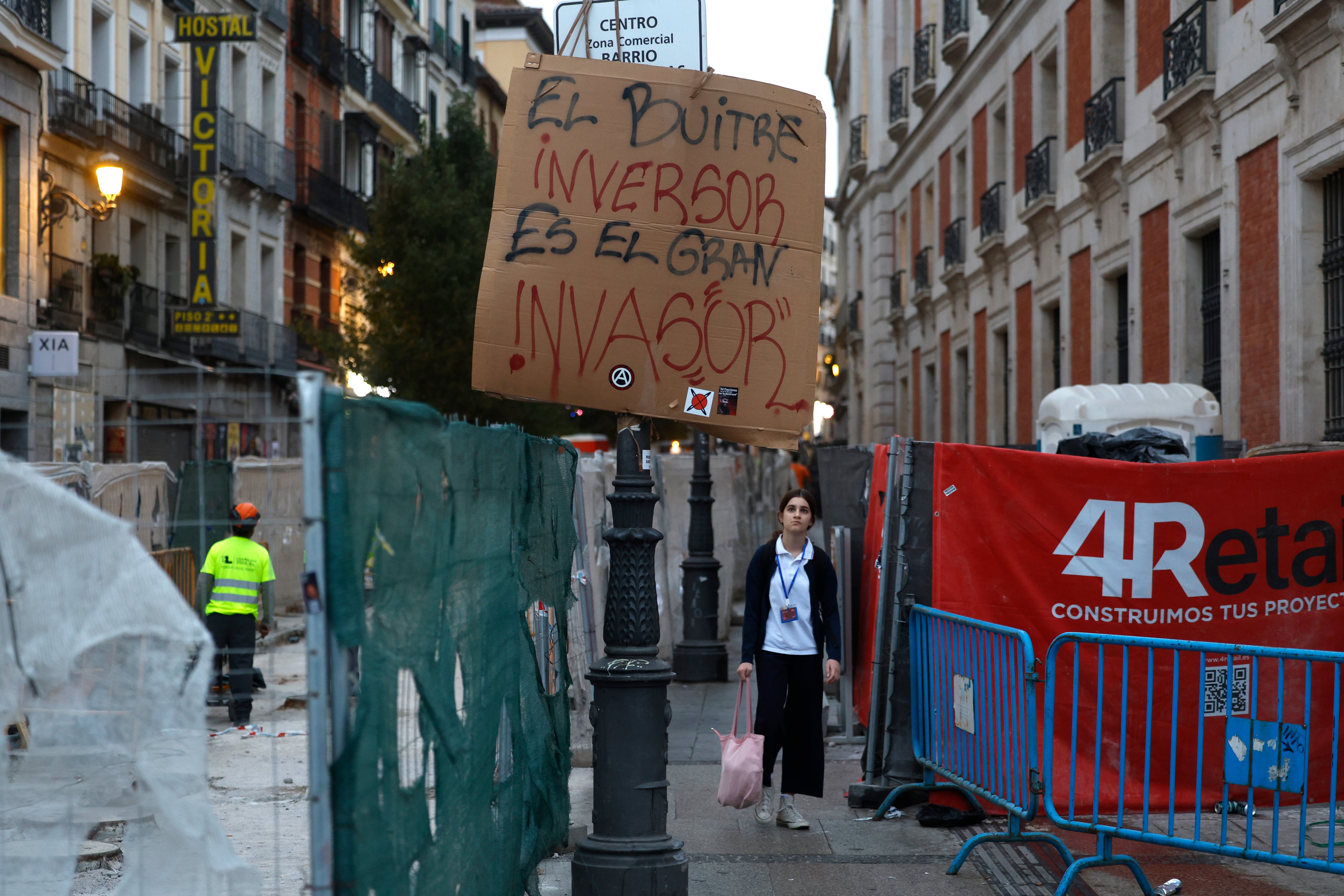 Un cartel de protesta contra los fondos buitre, instalado en la Puerta del Sol de Madrid este miércoles.