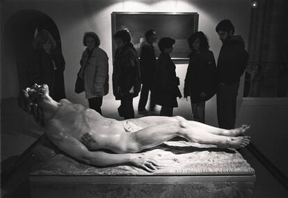 La escultura 'Cristo yacente', de Venancio Blanco, en una exposición en la catedral de Salamanca.