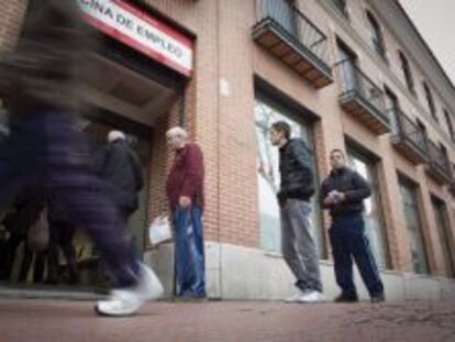 Cola ante una oficina de empleo en Alcal&aacute; de Henares (Madrid)