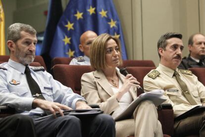 La ministra Carme Chacón, en una reunión con los mandos del Estado Mayor de la Defensa.