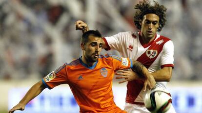 Álcacer, del valencia, lucha con Baena, del Rayo.