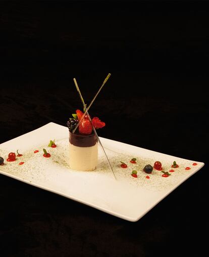 <p> <b>Ingredientes:</b> Frutas rojas, té matcha, bizcocho, menta fresca y flores. Para la mousse de chocolate: 150 gramos de crema inglesa, 200 de nata, 250 de chocolate blanco, 10 de gelatina. Para la confitura de moras: 300 gramos de pulpa de moras, 100 de azúcar, 25 de mantequilla, 10 de gelatina. Para la crema de frutas rojas: 150 gramos de frutas rojas, 50 de azúcar de vainilla, 5 de goma xantana. <p><b>Preparación:</b> 1. Mousse de chocolate: calentar la crema inglesa y agregar el chocolate blanco fundido. Mover e incorporar la gelatina previamente remojada. Trabajarlo un poco y agregar la nata ligeramente montada. Reservar. 2. Confitura de moras: poner la pulpa de moras y el azúcar en un cazo. Cocinar a fuego lento durante 40 minutos y retirar del fuego. Agregar la mantequilla pomada y seguidamente incorporar la gelatina previamente remojada. Triturar y reservar. 3. Crema de frutas rojas: triturar las frutas rojas con el azúcar hasta tener una crema homogénea. Agregar la xantana para ligar y reservar en frío. 4. Final y presentación: con ayuda de unos moldes, colocar unos trocitos de bizcocho en la base. A continuación, rellenar con la mousse de chocolate y enfriar. Cuando estén consistentes, poner la confitura de moras hasta rellenar totalmente el molde. Congelar. En un plato, colocar la crema de frutas rojas a nuestro gusto. Seguidamente, desmoldar la mousse y colocarla junto a la crema. Espolvorear con té matcha y decorar con frutas rojas frescas, menta y flores. Como alternativa podemos terminar con unos hilos de caramelo.