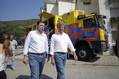 El presidente de Castilla y León, Fernández Mañueco, y el líder del Partido Popular, Núñez Feijóo, durante su visita a un puesto de mando contra los incendios en León el pasado 15 de agosto, horas antes de que el primero reclamara por carta al ministro Fernando Grande-Marlaska movilizar numerosos medios del Ejército.
 