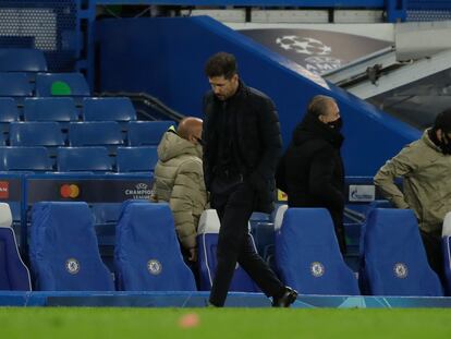 Simeone camina pensativo, durante el Chelsea-Atlético del pasado miércoles en el que el conjunto londinense eliminó a los rojiblancos en los octavos de la Champions.