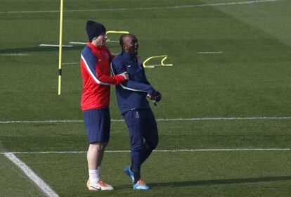 El asistente del entrenador del Paris St Germain Claude Makelele y el jugador Maxwell en una sesión de entrenamiento en Camp des Loges en Saint-Germain-en-Laye.