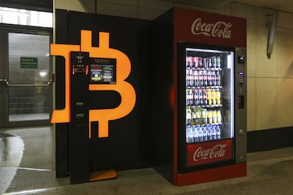 Cajero de bitcoins en una estación de tren Cracovia, Polonia.