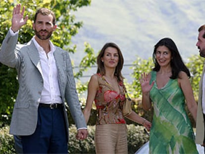 Los príncipes de Asturias posan junto al padre de doña Letizia Ortiz y su esposa.