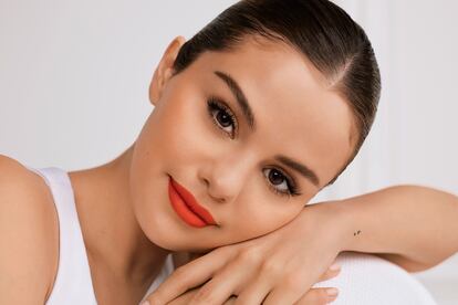 Selena Gomez en una imagen promocional de su línea de maquillaje Rare Beauty.