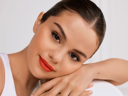 Selena Gomez en una imagen promocional de su línea de maquillaje Rare Beauty.