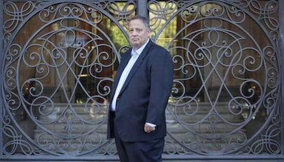 Marzio Nessi, físico de partículas del CERN, posando en los jardines de la Fundación BBVA.