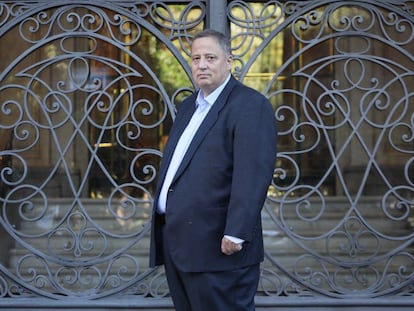 Marzio Nessi, físico de partículas del CERN, posando en los jardines de la Fundación BBVA.