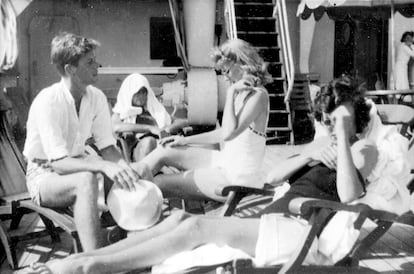 Kennedy, junto a dos jóvenes en El Lido (Venecia).