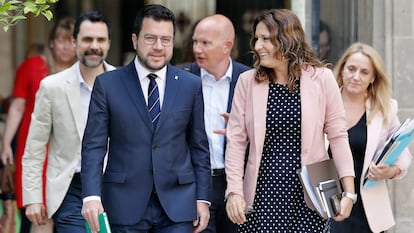 El presidente de la Generalitat en funciones, Pere Aragonès, y su vicepresidenta, Laura Vilagrà, a su llegada a la última reunión del Govern antes del parón veraniego, este martes.