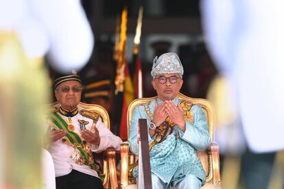 El nuevo rey de Malasia, sultán de Pahang Al-Sultán Abdullah Ri'ayatuddin Al-Mustafa Billah Shah Ibni Sultán Ahmad Shah Al-Musta'in Billah, en la ceremonia de bienvenida en la Casa del Parlamento en Kuala Lumpur (Malasia). El sultán Abdullah ibni, sultán Ahmad Shah, fue elegido para servir por un período de cinco años por otros ocho sultanes malayos en la Conferencia de Gobernantes del país, en reemplazo del rey anterior, el flamante Sultán Muhammad V, quien había sorprendido al país con su repentina abdicación en principios de enero.