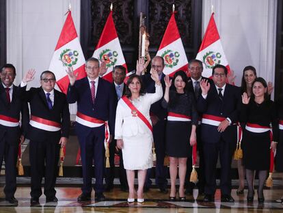 La presidenta de Perú, Dina Boluarte, y su primer gabinete, este sábado.