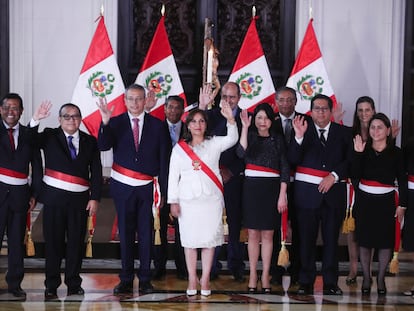 La presidenta de Perú, Dina Boluarte, y su primer gabinete, este sábado.