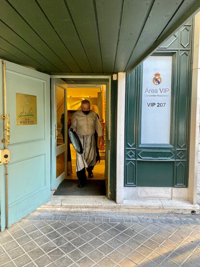 Entrada de la zona VIP del estadio Bernabéu que se ha trasladado al restaurante José Luis.