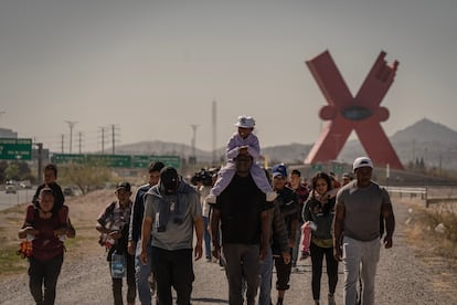Muchos migrantes aseguran no sentirse seguros en Ciudad Juárez ante el trato que reciben de parte de las autoridades mexicanas. En la imagen, un grupo de migrantes camina hacia la frontera que divide México y EE UU, en Ciudad Juárez. 