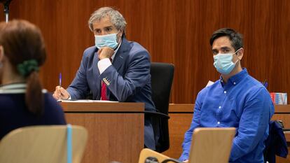 Rodrigo Lanza, a la derecha, durante el juicio por el 'crimen de los tirantes'.