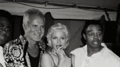 Madonna y Gianni Versace en una foto sin fechar.
