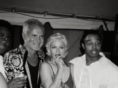 Madonna y Gianni Versace en una foto sin fechar.